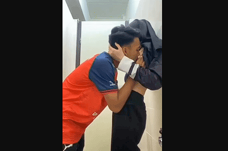 Momen Santai Abg Janjian Dengan Pacar Di Toilet Kampus Buat Mokel