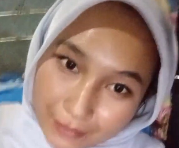 Adik Dinda Viral Cosplay Pakai Seragam SMA Gara Gara Donatur