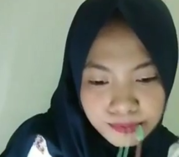 Senyum Manis Hijab Malaysia Bikin Netizen Menghayal Bebas